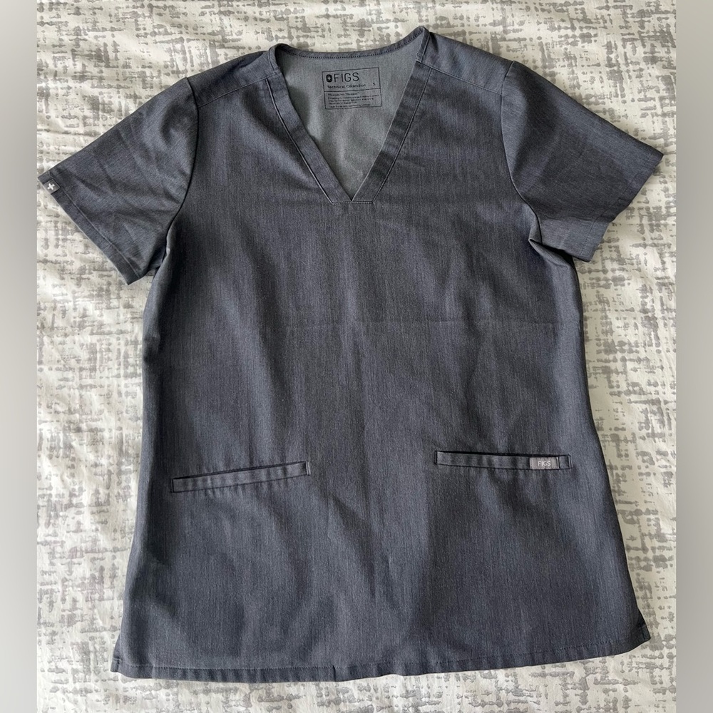 Figs Scrubs Size Small Casma Three-Pocket Top in Graphite